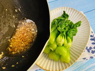 16、蒜蓉小白菜,再把料汁浇上小白菜