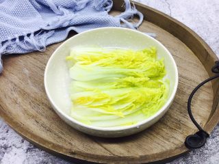 5、上汤娃娃菜,把娃娃菜摆在盘子里。