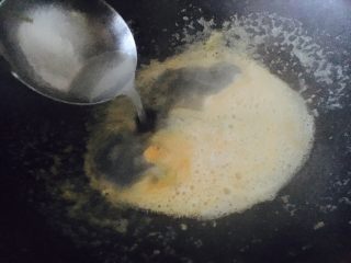 9、上汤娃娃菜,放入2大汤勺的高汤,大火将汤煮开。