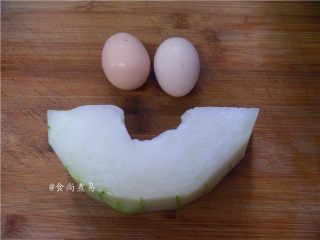 3、牛肉鸡蛋冬瓜汤,备好冬瓜和鸡蛋