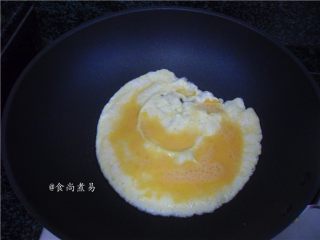 6、牛肉鸡蛋冬瓜汤,热锅，倒油，将蛋液煎成蛋皮后铲起，待用