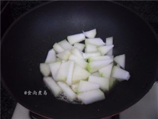 7、牛肉鸡蛋冬瓜汤,原锅继续烧热，倒入冬瓜煸炒片刻