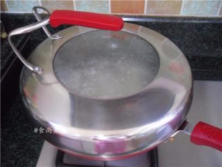 9、牛肉鸡蛋冬瓜汤,遮上锅盖大火煮至冬瓜绵软