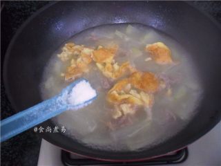 12、牛肉鸡蛋冬瓜汤,调入盐拌匀