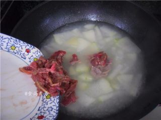 10、牛肉鸡蛋冬瓜汤,倒入腌制过的牛肉，保持大火煮2分钟