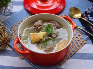 13、牛肉鸡蛋冬瓜汤,铲起，撒点香菜碎即可