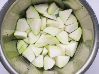 5、丝瓜蛋汤,泡水洗净。