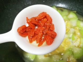 10、丝瓜蛋汤,加入1勺枸杞。