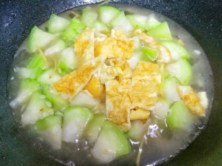 12、丝瓜蛋汤,加入鸡蛋。