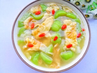 14、丝瓜蛋汤,盛出即可。