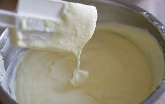 8、轻乳酪杯子蛋糕,将蛋白与乳酪糊轻快拌匀，再分两次用同样的手法将蛋白与乳酪糊拌匀。