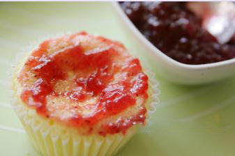 10、轻乳酪杯子蛋糕,将轻乳酪杯子蛋糕表面抹上果酱。