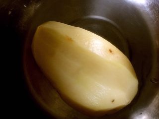 1、凉拌土豆片,土豆削皮