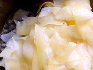 5、凉拌土豆片,沥干水分