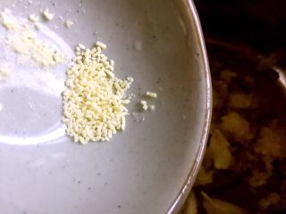 8、凉拌土豆片,放入鸡精