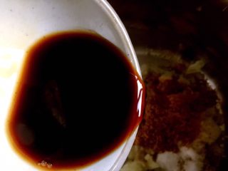 11、凉拌土豆片,放入生抽