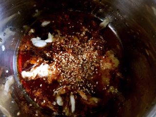 14、凉拌土豆片,放入白芝麻