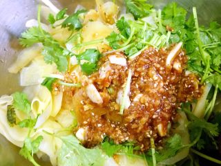 16、凉拌土豆片,将调味料调匀倒入土豆里