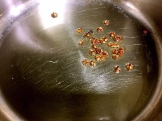 17、凉拌土豆片,另起一锅炸花椒油