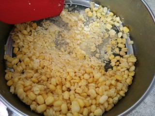 5、免炒无油无糖~清甜绿豆冰糕,把面粉筛放在大碗口，绿豆放进面粉筛里用硅胶铲碾磨过筛