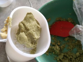 12、免炒无油无糖~清甜绿豆冰糕,我们直接团成团后放在模具里就可以