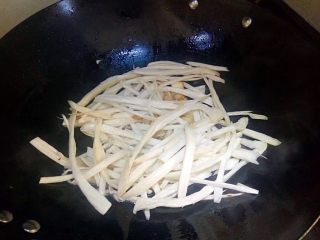 6、蚝油双椒手撕杏鲍菇,下杏鲍菇翻炒