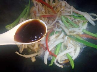 9、蚝油双椒手撕杏鲍菇,1勺蚝油