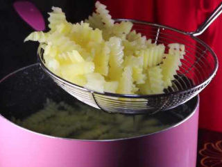 10、学会土豆的这种新做法，比肉还好吃下饭倍棒,煮至土豆条断生后即可捞出（切记不要煮的时间太长，这样土豆条就不脆了）将捞出的土豆条倒入凉水中，过一遍凉水。