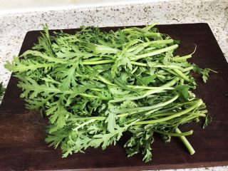 1、清炒茼蒿,茼蒿300克挑选干净