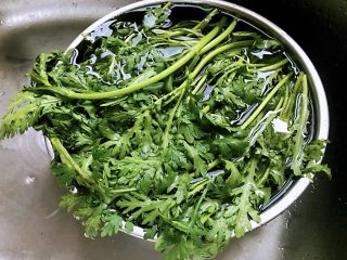 2、清炒茼蒿,放入清水中浸泡一会儿，清洗干净
