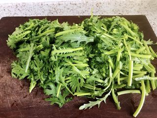 3、清炒茼蒿,洗好的茼蒿切段备用