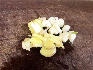 4、清炒茼蒿,姜蒜洗净切好备用