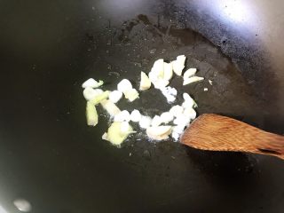 5、清炒茼蒿,起油锅，倒入适量玉米油，放入姜蒜炒香