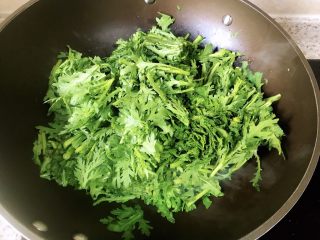 6、清炒茼蒿,倒入茼蒿