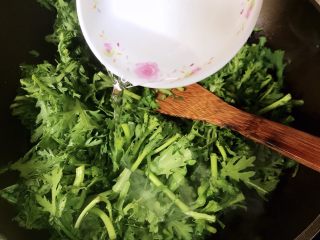 7、清炒茼蒿,调入少许清水