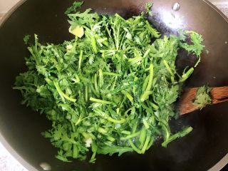 8、清炒茼蒿,大火快速翻炒片刻