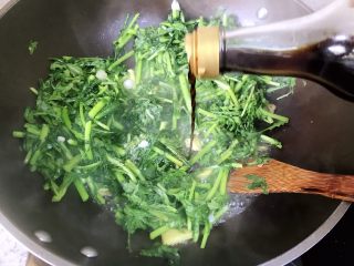 9、清炒茼蒿,调入生抽