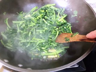 11、清炒茼蒿,翻炒至均匀入味即可出锅