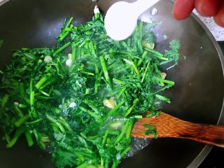 10、清炒茼蒿,再调入少许盐调味