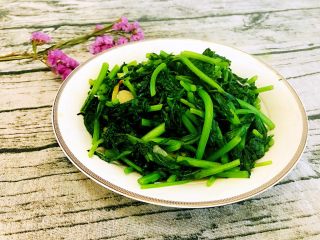 13、清炒茼蒿,美味的清炒茼蒿上桌了