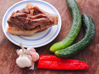 1、猪头肉拌黄瓜,首先备齐所有的食材,猪头肉我是买的煮熟的,这样方便省事。