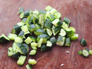 2、猪头肉拌黄瓜,黄瓜洗净后,先用刀背把黄瓜拍扁后,用刀切成小块。