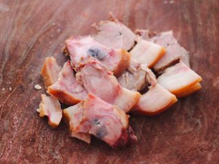 4、猪头肉拌黄瓜,这个时候把猪头肉用刀切成大片,老公喜欢吃这样的,说这样吃有味过瘾。