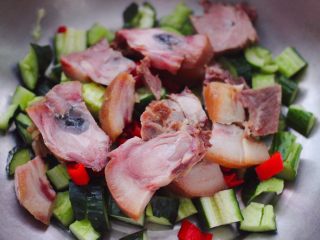 7、猪头肉拌黄瓜,上面再铺上切片的猪头肉。