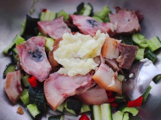 8、猪头肉拌黄瓜,放上捣好的蒜泥。