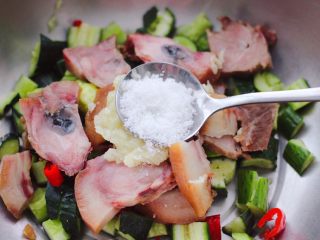 9、猪头肉拌黄瓜,加入白糖和盐,加入味精调味。