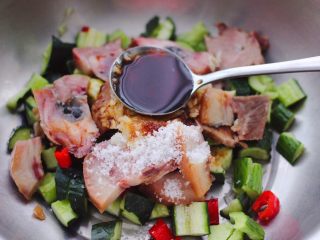 11、猪头肉拌黄瓜,加入陈醋增加口感,喜欢吃酸的可以多一点醋。