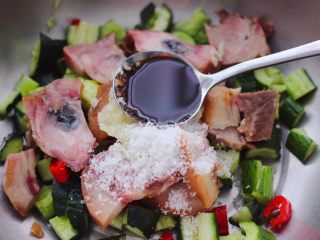 10、猪头肉拌黄瓜,再加入生抽调味调色。