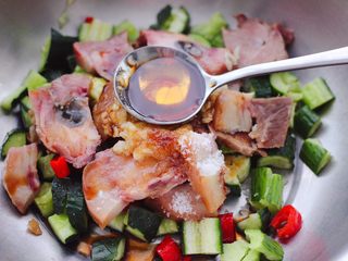 12、猪头肉拌黄瓜,这个时候加入芝麻油。