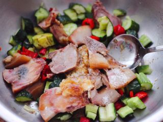 13、猪头肉拌黄瓜,把所有的食材混合搅拌均匀。